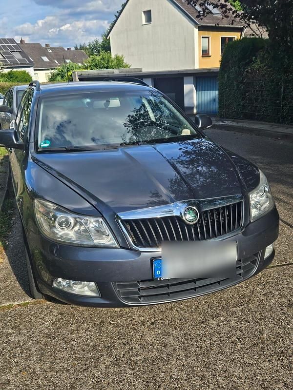 Grau Gebraucht 2010 Skoda Octavia Ambiente Kombi | 3.050 € (Fairer Preis) - Bild 1/4