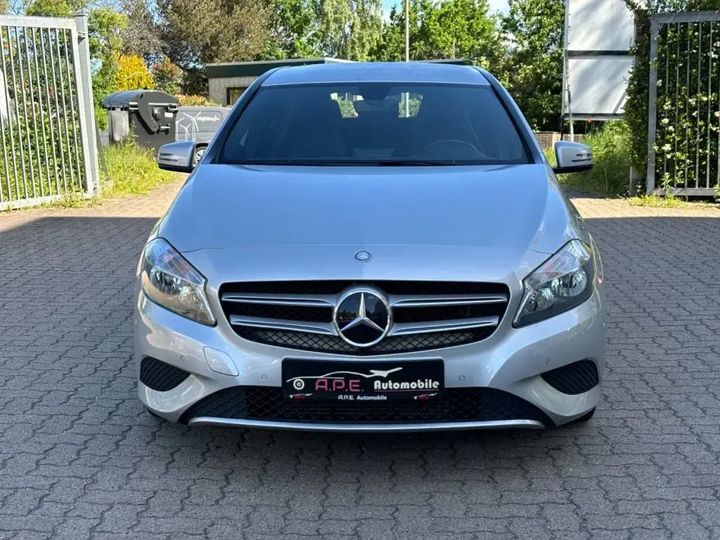 Gebraucht Mercedes A180 122 PS (89 kW) 2014 Silber Limousine