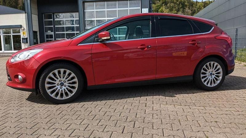 Gebraucht Ford Focus Titanium 150 PS (110 kW) 2013 Rot Limousine