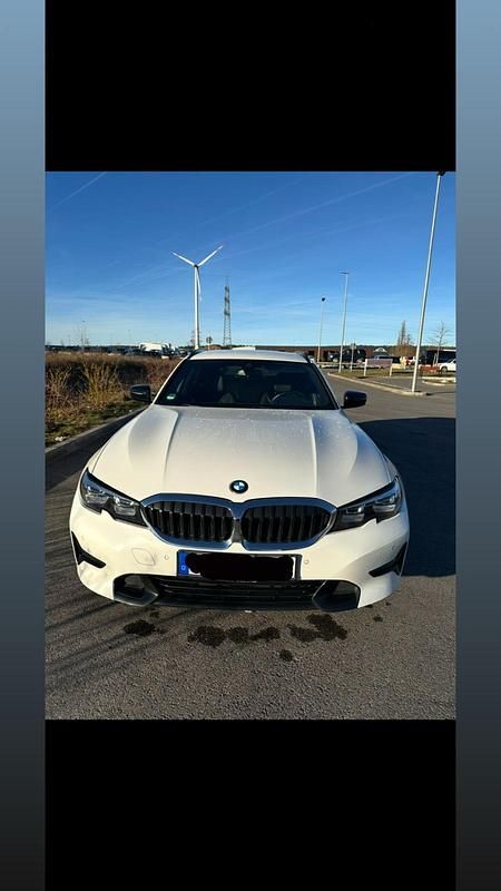 Weiß Gebraucht 2022 BMW 320 Sport Line Kombi | 29.900 € (Fairer Preis) - Bild 1/4