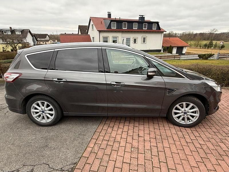 Gebraucht Ford S-MAX Titanium 150 PS (110 kW) 2017 Grau Van / Kleinbus