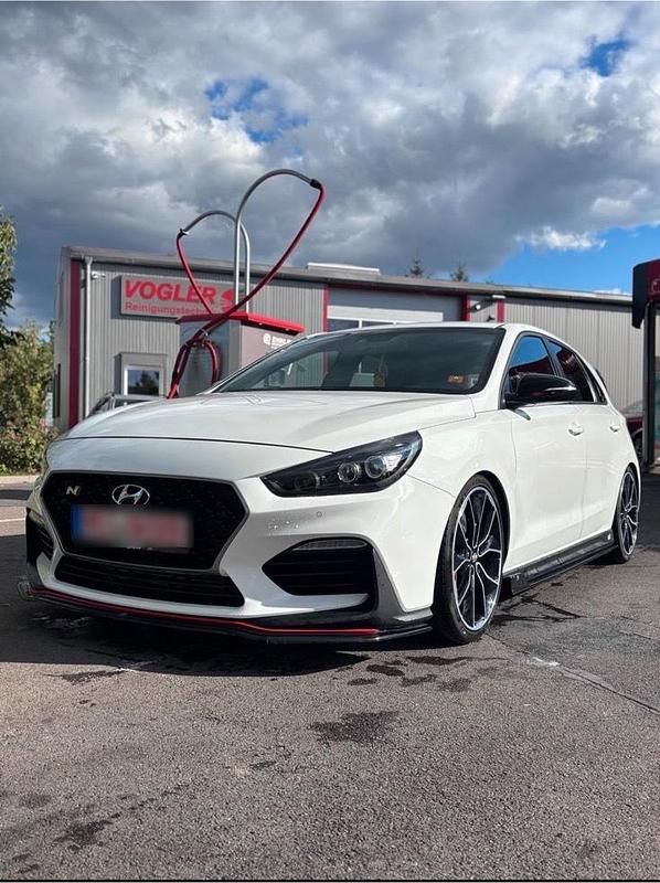 Weiß Gebraucht 2018 Hyundai i30 N Performance Limousine | 22.999 € (Etwas zu teuer) - Bild 1/4