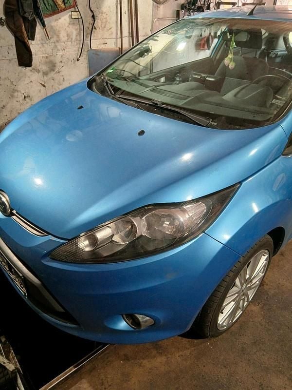 Gebraucht Ford Fiesta 100 PS (73 kW) 2011 Blau Kleinwagen