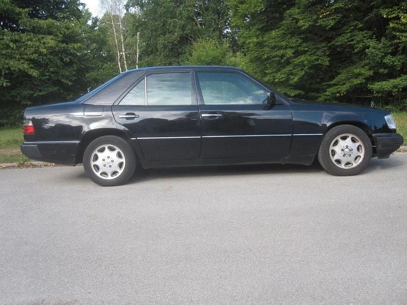 Schwarz Gebraucht 1993 Mercedes 200 Limousine | 3.450 € - Bild 1/4