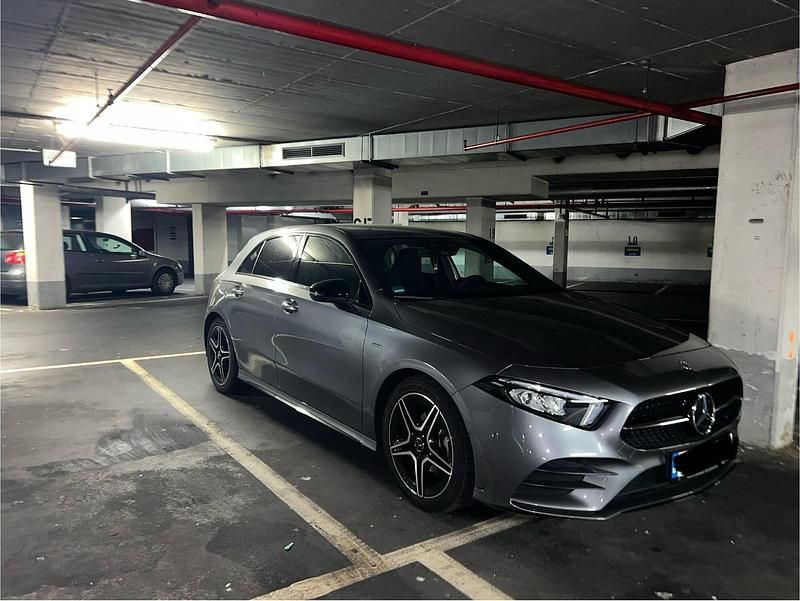 Grau Gebraucht 2020 Mercedes A180 AMG line Kleinwagen | 26.990 € (Fairer Preis) - Bild 1/4