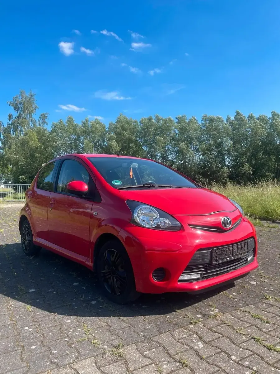 Gebraucht Toyota Aygo 68 PS (50 kW) 2012 Rot Kleinwagen