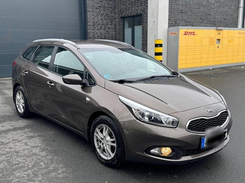 Braun Gebraucht 2013 Kia Ceed Kleinwagen | 6.100 € (Fairer Preis) - Bild 1/4