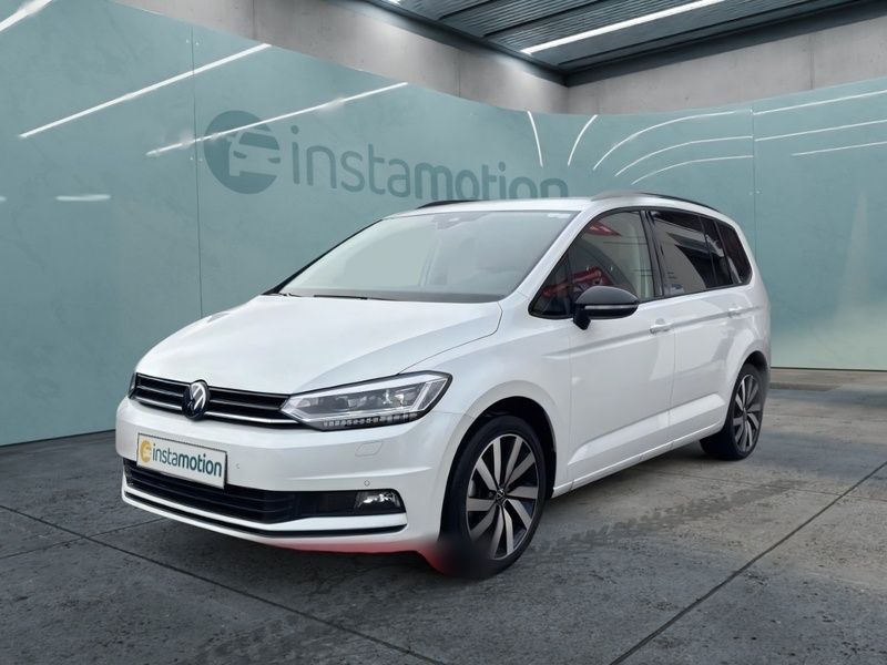 Weiß Gebraucht 2024 VW Touran Pro Van / Kleinbus | 38.749 € (Etwas zu teuer) - Bild 1/4
