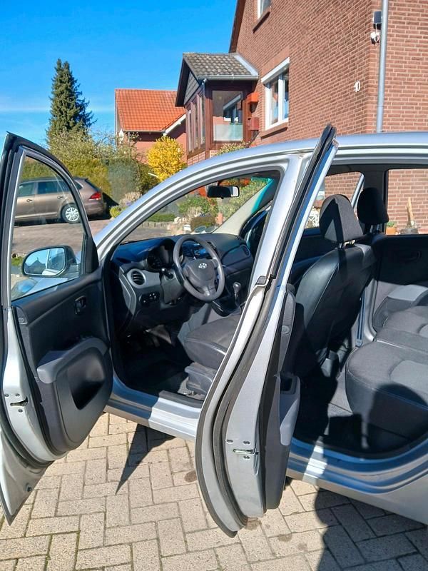 Gebraucht Hyundai i10 Edition 69 PS (50 kW) 2011 Silber Kleinwagen