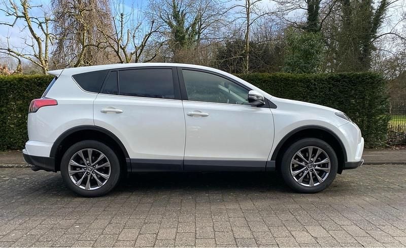 Gebraucht Toyota RAV4 Edition 143 PS (105 kW) 2016 Weiß SUV