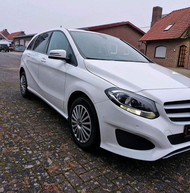 Gebraucht Mercedes B220 170 PS (125 kW) 2019 Weiß Van / Kleinbus
