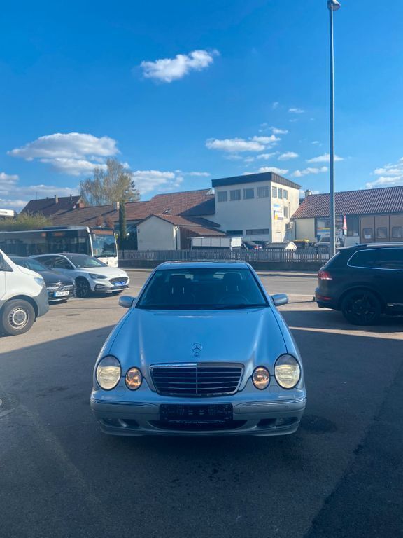 Silber Gebraucht 1999 Mercedes E280 Avantgarde Limousine | 9.900 € (Teuer) - Bild 1/4