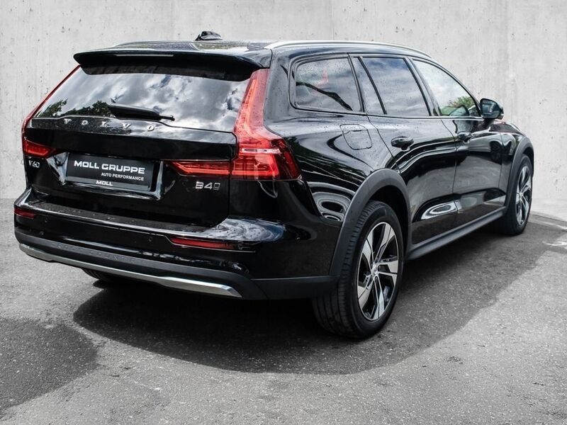 Gebraucht Volvo V60 CC Plus 197 PS (144 kW) 2023 Onyx black / metallic Kombi