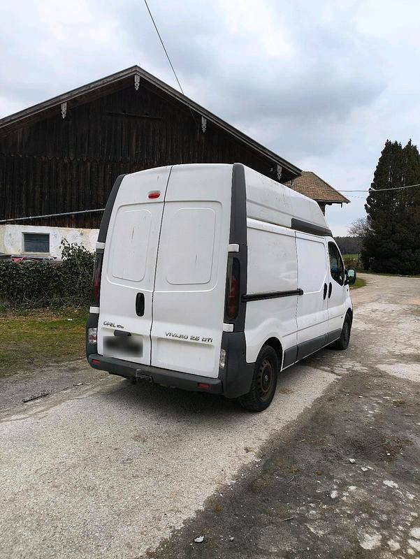 Gebraucht Opel Vivaro 135 PS (99 kW) 2004 Weiß Van / Kleinbus