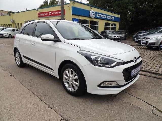 Weiß Gebraucht 2016 Hyundai i20 Passion Limousine | 10.990 € (Etwas zu teuer) - Bild 1/4