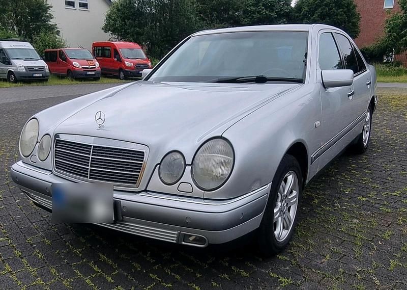 Grau Gebraucht 1997 Mercedes E230 Limousine | 2.450 € (Fairer Preis) - Bild 1/4