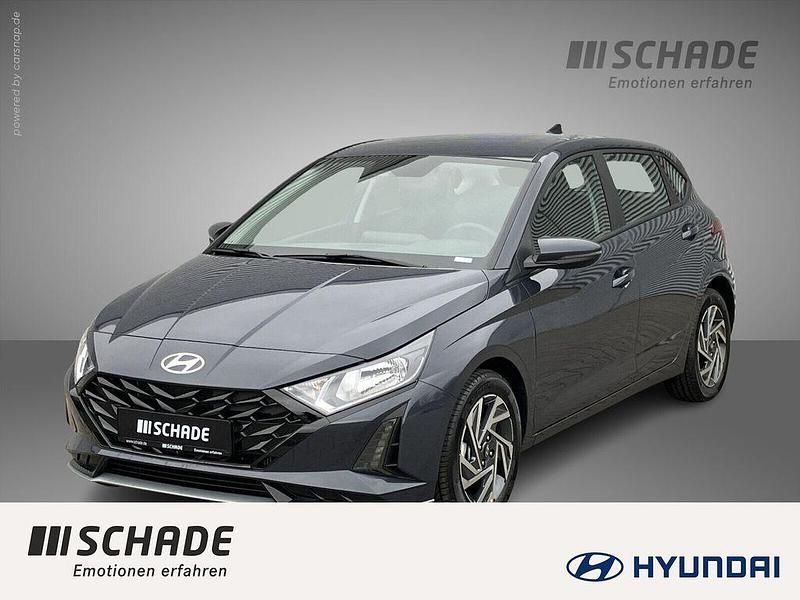 Grau Gebraucht 2025 Hyundai i20 Trend Limousine | 18.890 € (Superpreis) - Bild 1/4