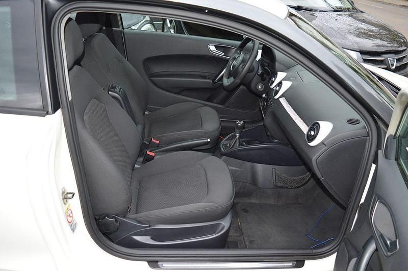 Gebraucht Audi A1 Attraction 86 PS (63 kW) 2010 Weiß Kleinwagen