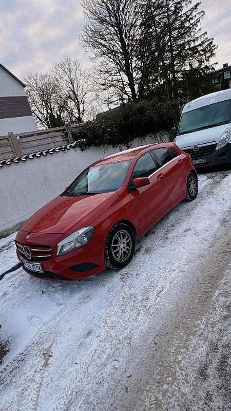 Gebraucht Mercedes A180 122 PS (89 kW) 2012 Rot Limousine