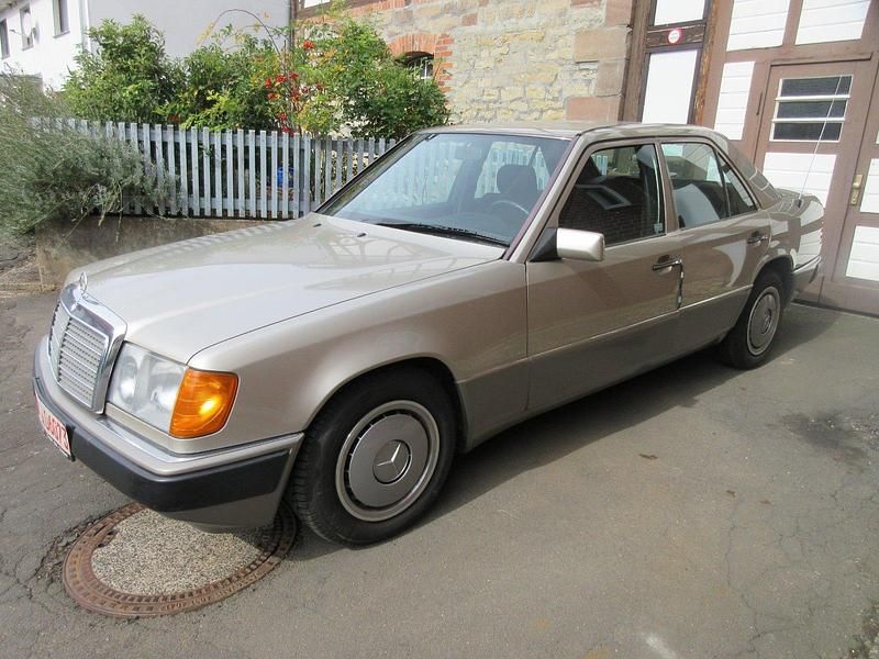 Gebraucht Mercedes E230 132 PS (97 kW) 1991 Andere farben Limousine