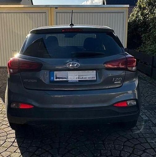 Gebraucht Hyundai i20 Style 101 PS (74 kW) 2020 Grau Kleinwagen