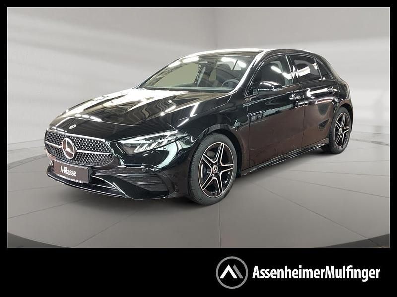 Schwarz metalliclack kosmossch Gebraucht 2024 Mercedes A180 AMG Limousine | 30.489 € (Fairer Preis) - Bild 1/4