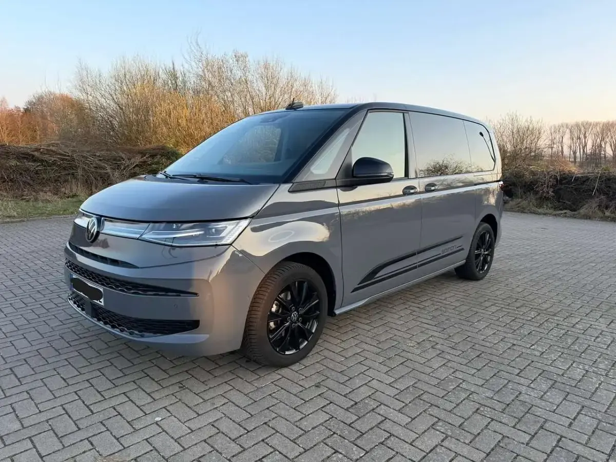 Gebraucht VW Multivan Edition 150 PS (110 kW) 2025 Grau Van / Kleinbus