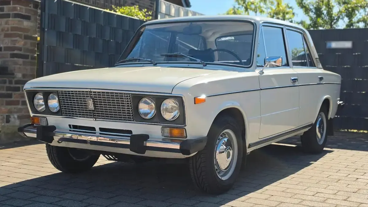 Second-hand Lada 2106 75 CP (55 kW) 1986 Alb Berlinǎ
