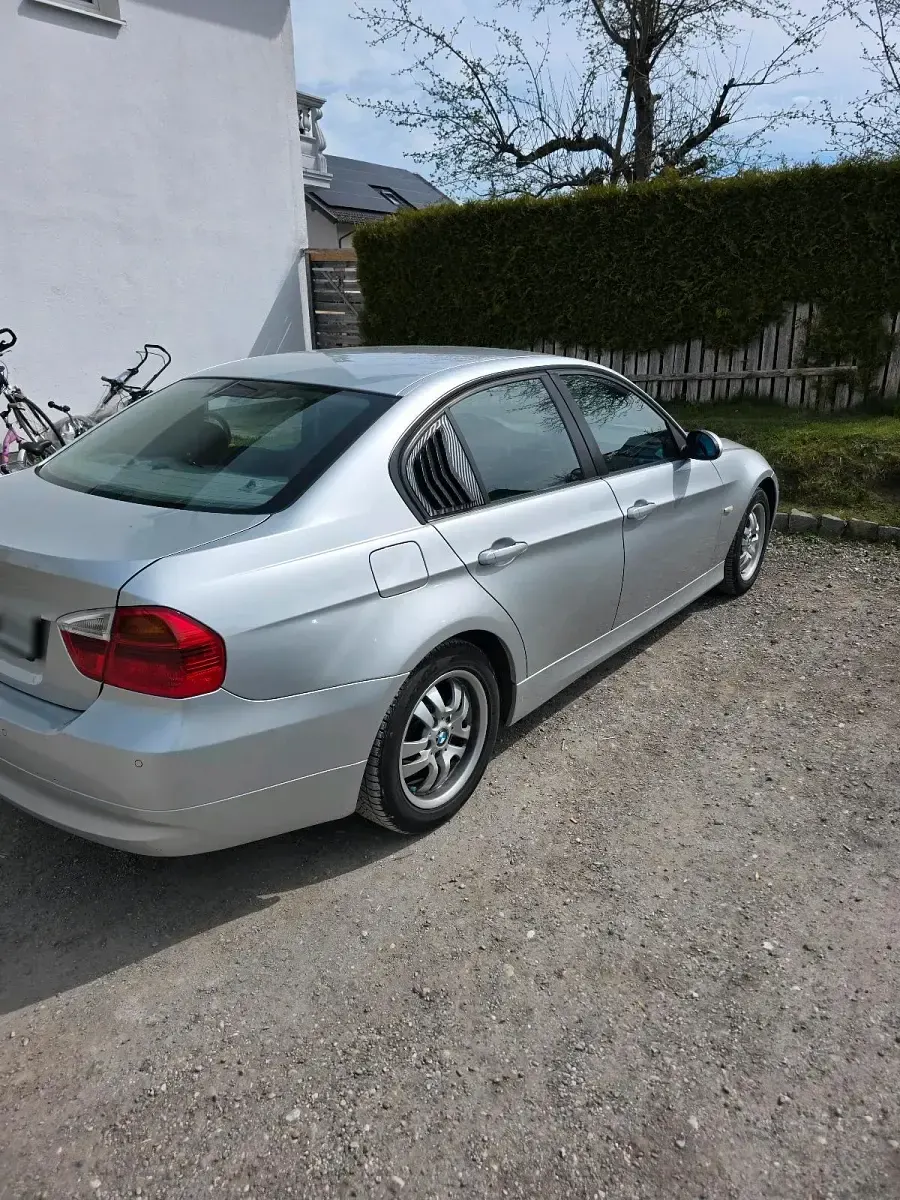 Gebraucht BMW 318 129 PS (94 kW) 2008 Silber Limousine