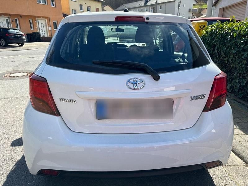 Gebraucht Toyota Yaris 69 PS (50 kW) 2016 Weiß Kleinwagen