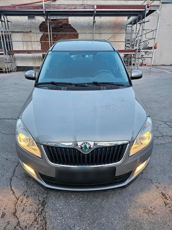 Gebraucht Skoda Roomster 82 PS (60 kW) 2012 Gold Van / Kleinbus