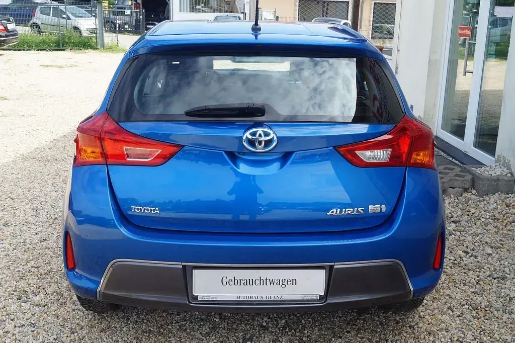 Gebraucht Toyota Auris Hybrid Life 99 PS (72 kW) 2014 Electric blue metallic Limousine