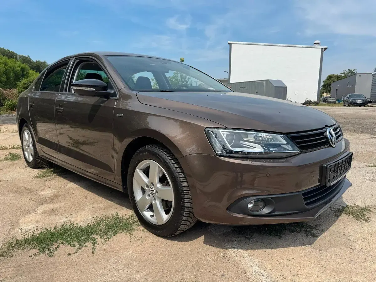 Gebraucht VW Jetta 122 PS (89 kW) 2013 Braun Limousine