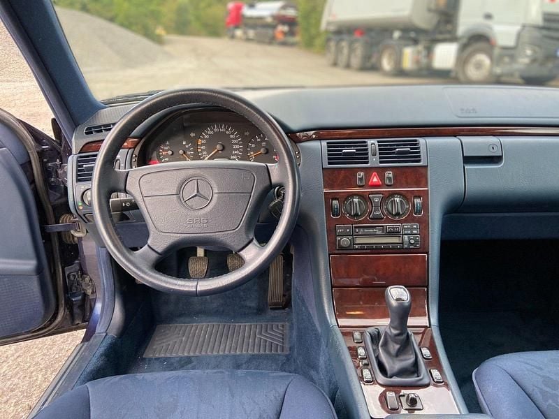 Blau Gebraucht 1997 Mercedes E240 Elegance Limousine | 9.900 € - Bild 1/4