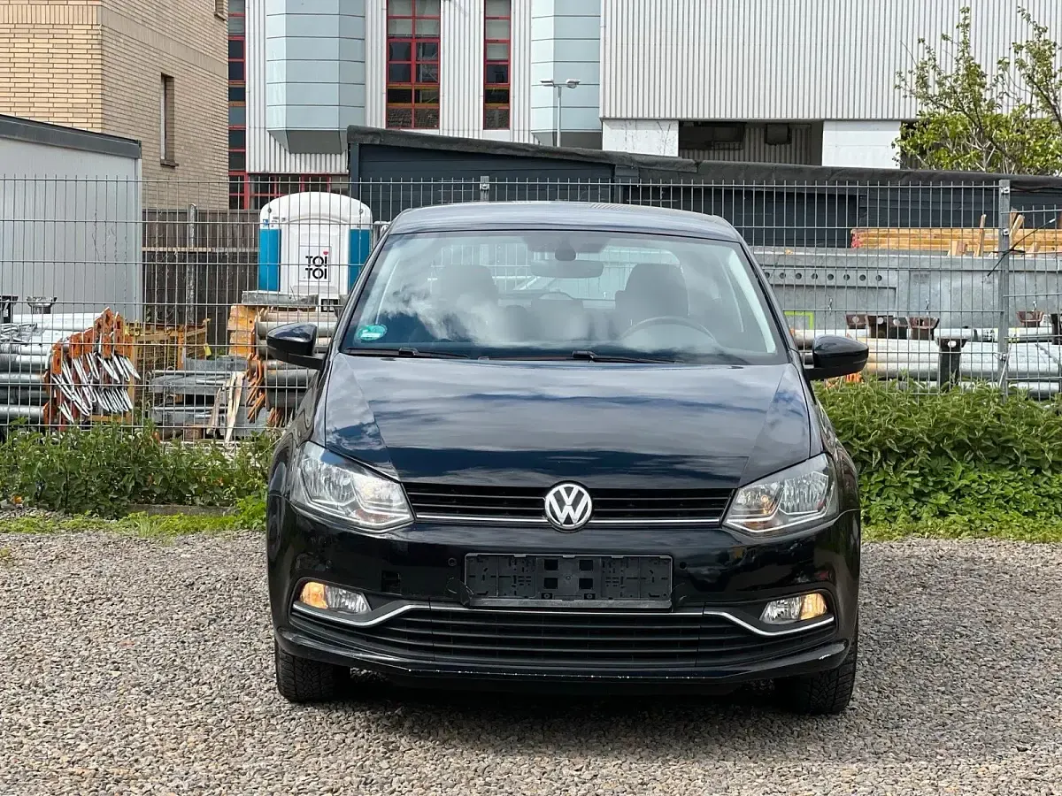 Używany VW Polo LOUNGE 90 KM (66 kW) 2016 Czarny Sedan/Limuzyna