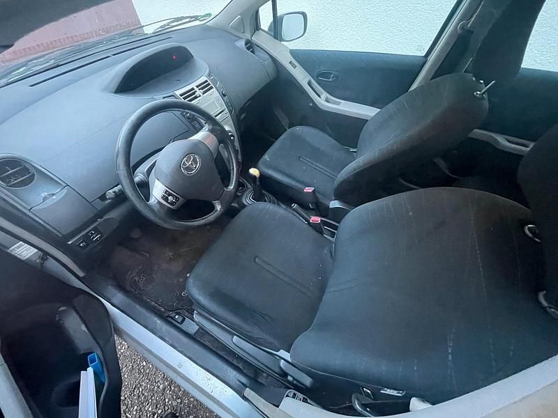 Gebraucht Toyota Yaris 70 PS (51 kW) 2006 Silber Kleinwagen