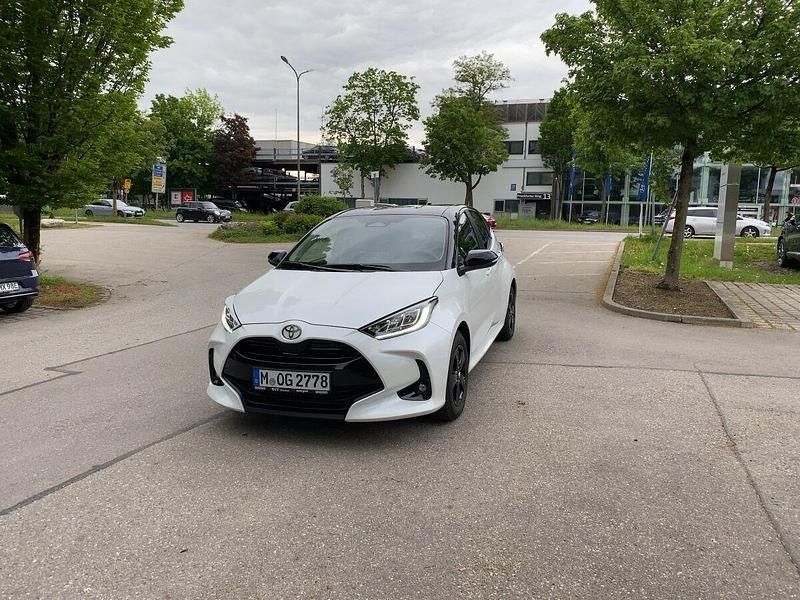 Platinweiss metallic pearl bicolor Gebraucht 2025 Toyota Yaris Hybrid Limousine | 27.490 € (Teuer) - Bild 1/4