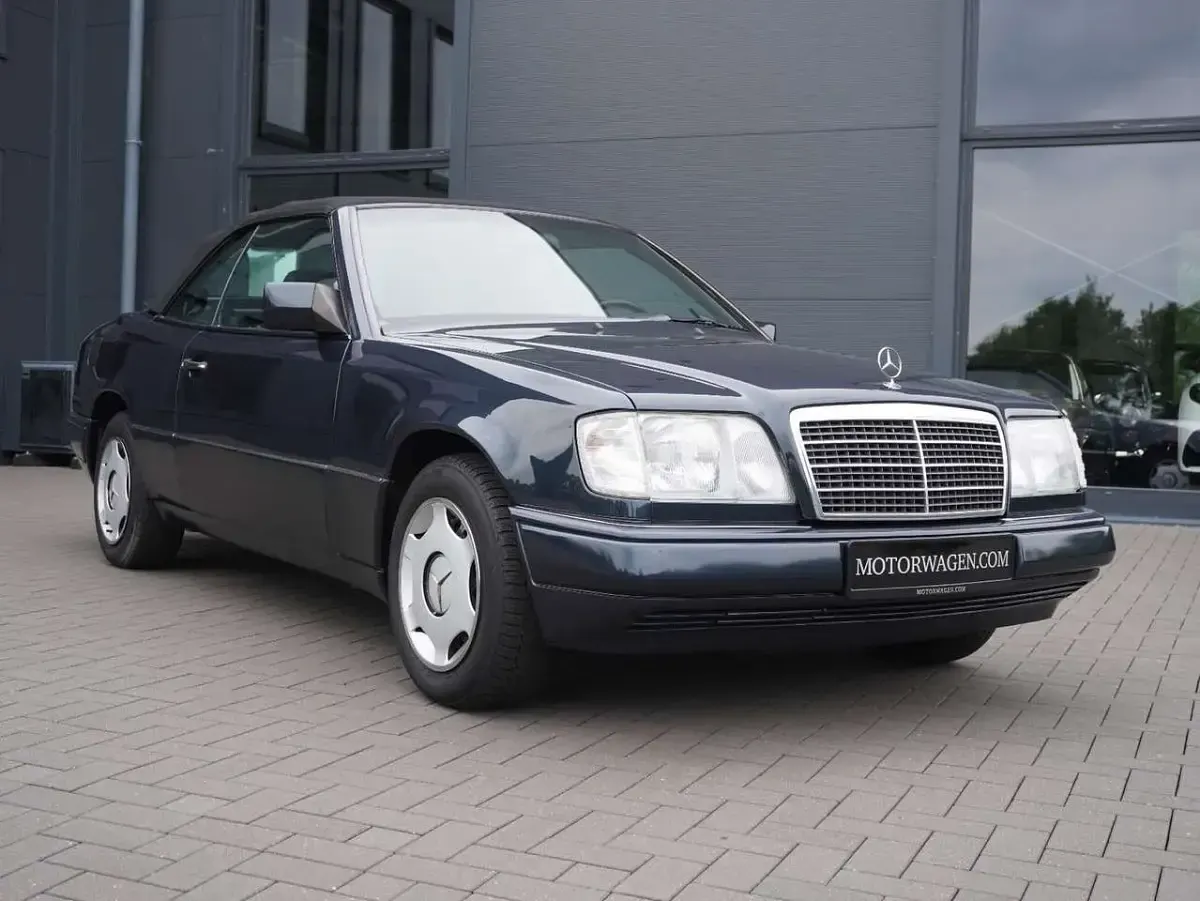Gebraucht Mercedes E220 150 PS (110 kW) 1997 Smargdschwarzmet.189 Cabrio