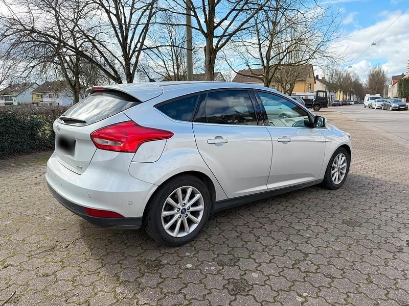 Gebraucht Ford Focus Titanium 125 PS (91 kW) 2015 Silber Limousine