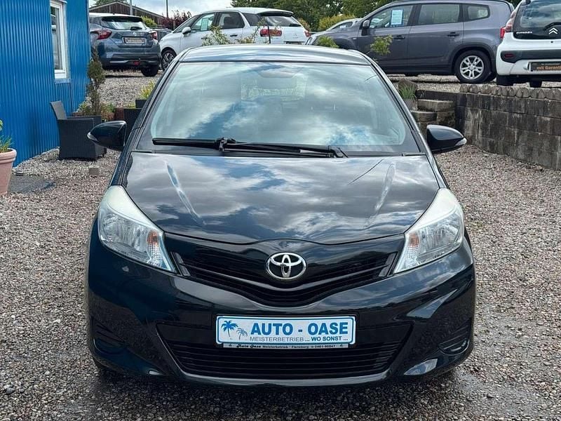 Gebraucht Toyota Yaris Cool 69 PS (50 kW) 2013 Schwarz Kleinwagen