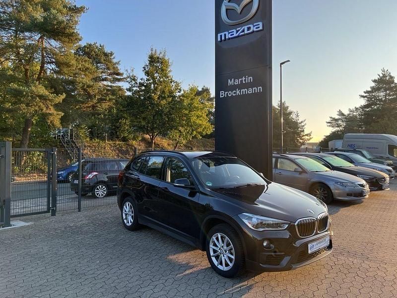 Black sapphire metallic Gebraucht 2018 BMW X1 Advantage SUV | 21.890 € (Guter Preis) - Bild 1/4