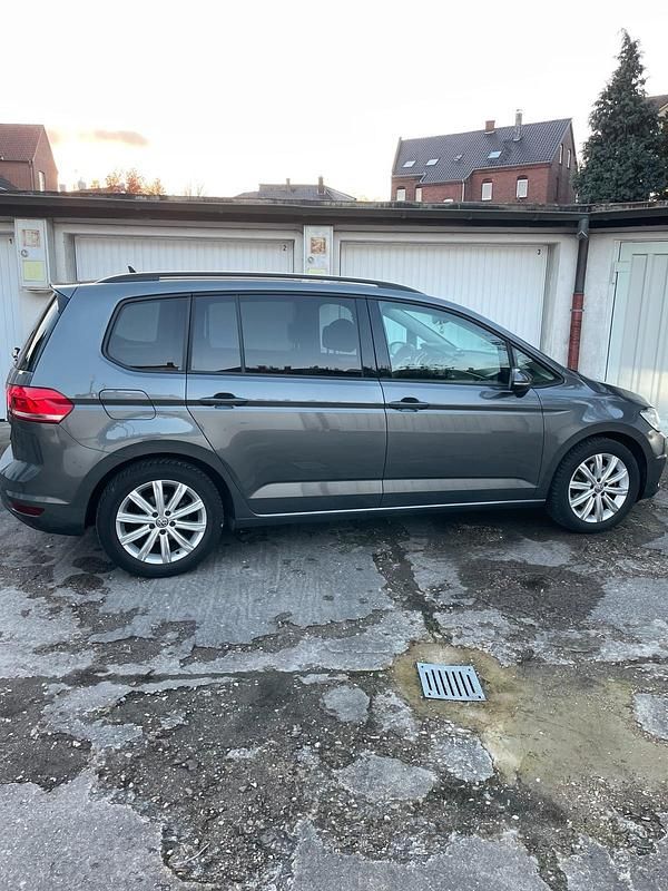 Grau Gebraucht 2020 VW Touran Highline Van / Kleinbus | 25.999 € (Fairer Preis) - Bild 1/4