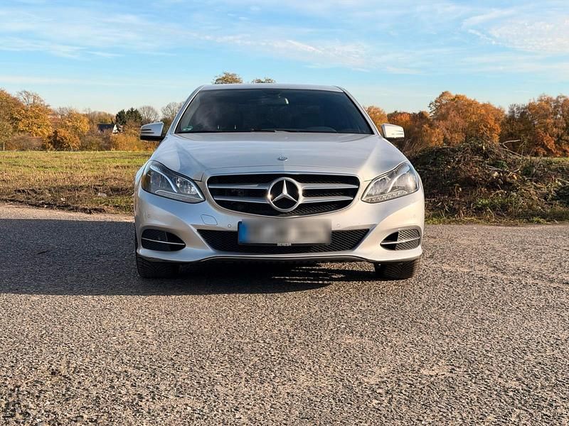 Silber Gebraucht 2015 Mercedes E200 Limousine | 16.400 € (Fairer Preis) - Bild 1/4