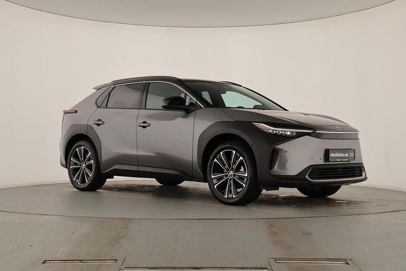 Gebraucht Toyota bZ4X 150 kW (204 PS) 2023 Precious metal (1l5)/ black (202) SUV