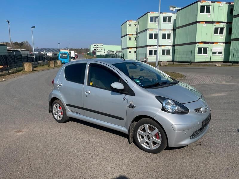 Silber Gebraucht 2006 Toyota Aygo Kleinwagen | 1.700 € (Fairer Preis) - Bild 1/4