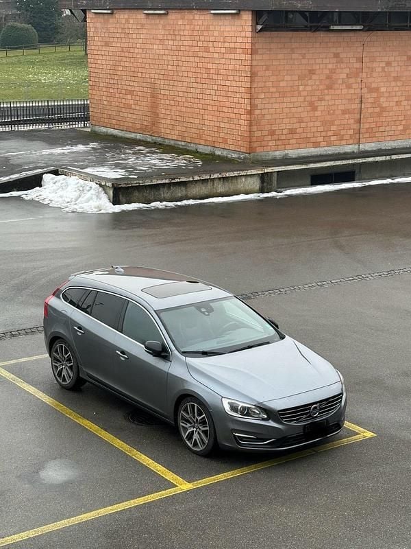 Gebraucht Volvo V60 190 PS (139 kW) 2017 Grau Kombi