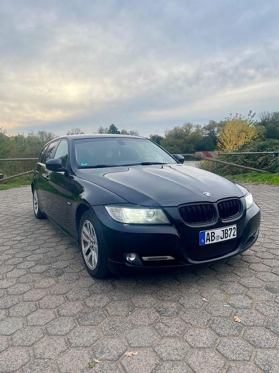 Schwarz Gebraucht 2011 BMW 318 Sport Line Kombi | 3.750 € (Superpreis) - Bild 1/4