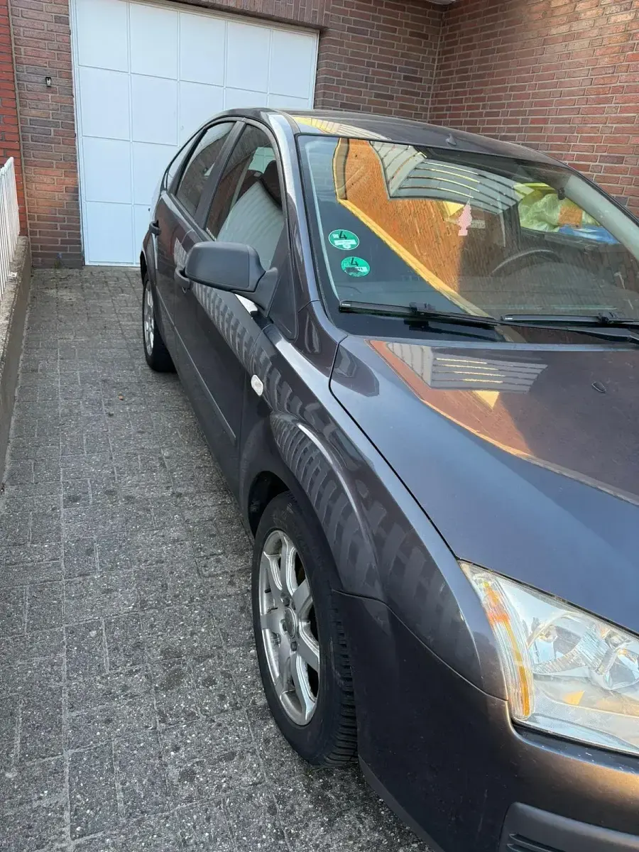 Używany Ford Focus 109 KM (80 kW) 2006 Szary Sedan/Limuzyna