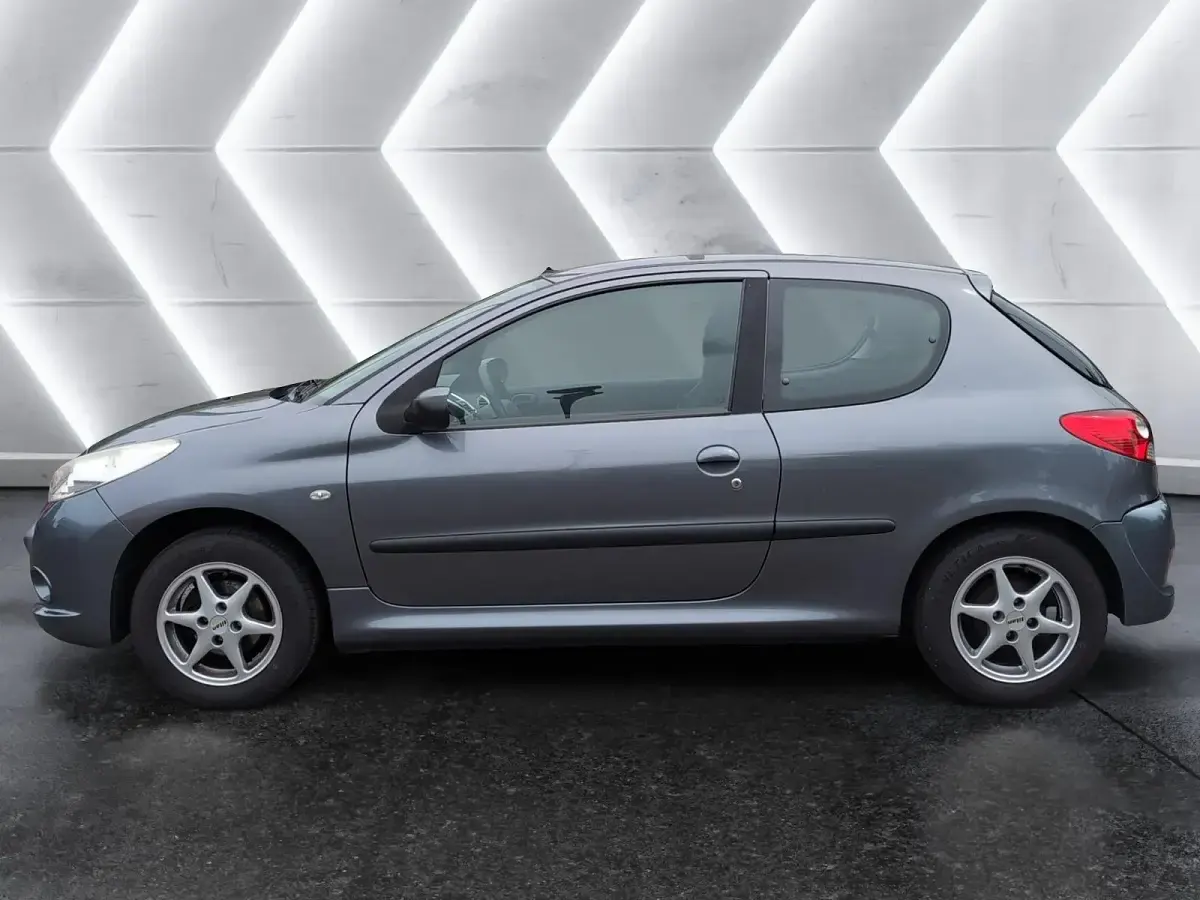 Gebraucht Peugeot 206+ 75 PS (55 kW) 2009 Lack grau thorium/metalliclackierung mit schutzlack Kleinwagen