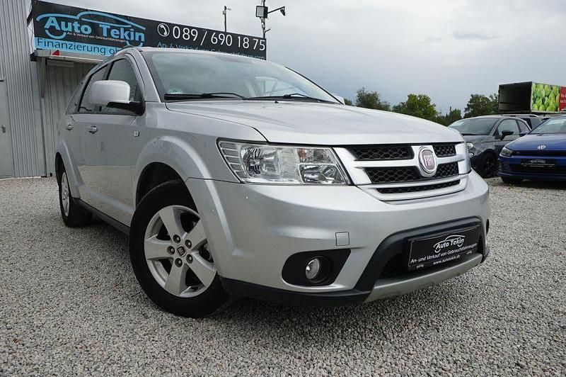 Grau Gebraucht 2011 Fiat Freemont Urban SUV | 4.950 € (Fairer Preis) - Bild 1/3